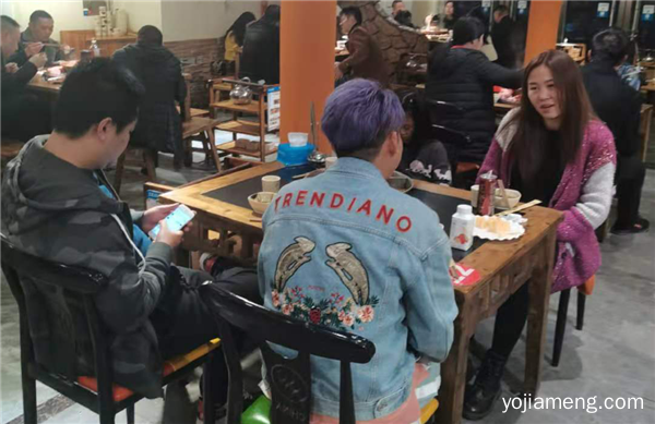 小蒙酸菜火锅生意火排队长，大家定要早点去