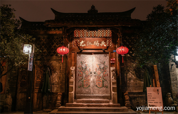 重庆火锅加盟哪家好？龙江码头老火锅让新手也能轻松开店