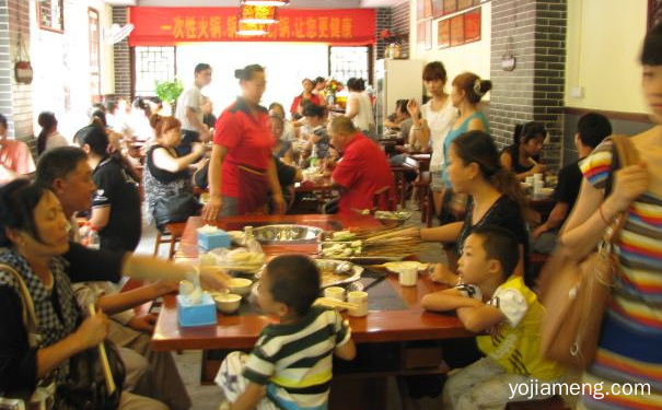 八旺串串香加盟店，美食适用人群非常的广泛