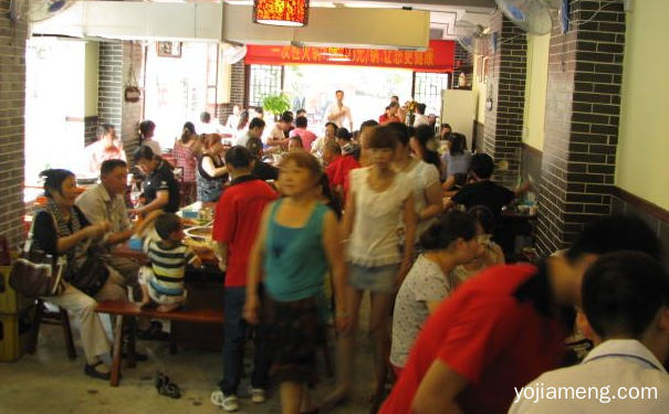 八旺串串香加盟店，美食适用人群非常的广泛