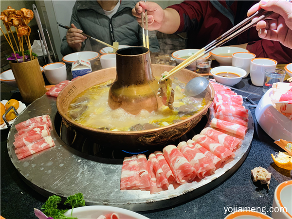 不求倾倒少数，皆在麻翻大众《小蒙酸菜火锅》