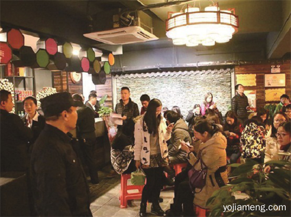 火锅加盟店10大品牌：恭贺武隆卢总成功签约情满山城火锅！