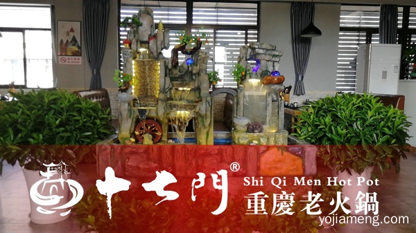 重庆老火锅哪家更好吃？请享用这麻辣鲜香的美味吧！