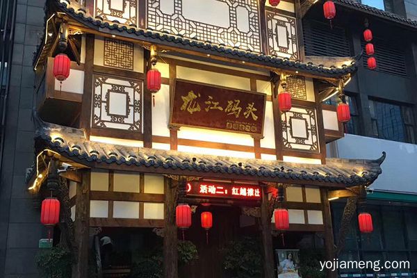 重庆当地人百吃不厌的老火锅，深夜人潮经久不散
