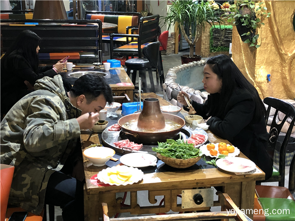 在小蒙酸菜火锅，我负责涮，你负责吃