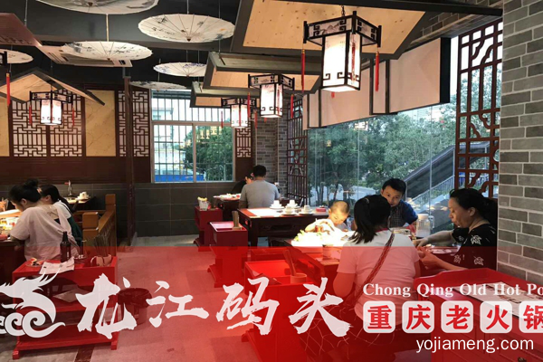 重庆当地人百吃不厌的老火锅，深夜人潮经久不散
