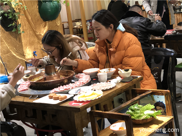 不求倾倒少数，皆在麻翻大众《小蒙酸菜火锅》