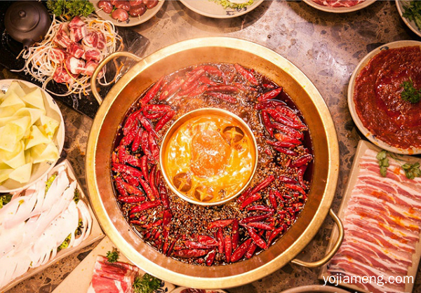 重庆十大火锅加盟哪家好？加盟山城小龙女火锅优势多多！