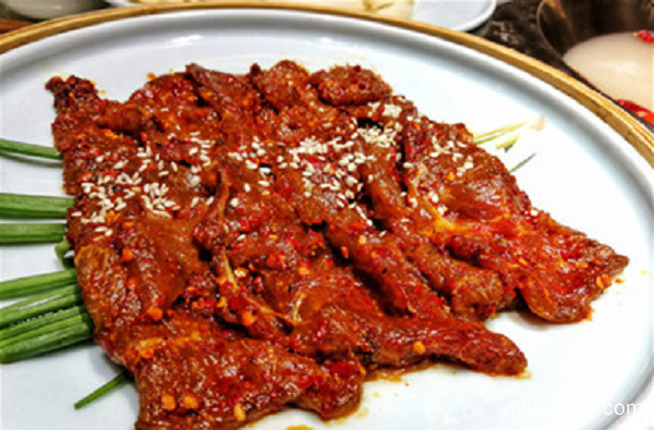 麻辣鲜香的成都清油火锅，让味蕾得到满足