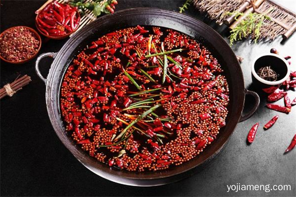 巴山味庄：一锅三味汤底，美食随心所欲
