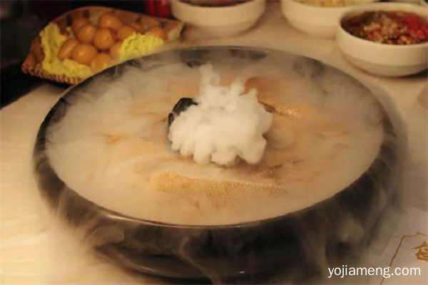 重庆情满山城老火锅夏日火热来袭，满足你的胃更满足你的味！