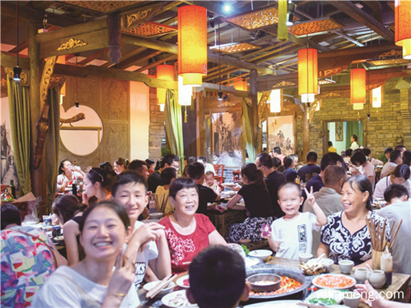 重庆火锅店哪家比较地道？渝味楠老火锅做到麻辣鲜香，恰到好处