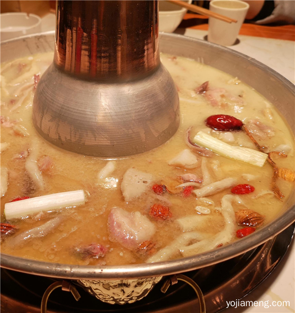 你我本无缘，全靠“小蒙酸菜火锅死撑”