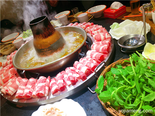 “小蒙酸菜铜锅涮”吃喝玩乐不失之雅，色香味形成一格