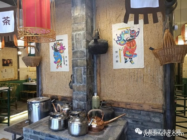 上联：鸭肠毛肚小盘菜 下联：竹椅旧报市井风 横批：毛都毛了