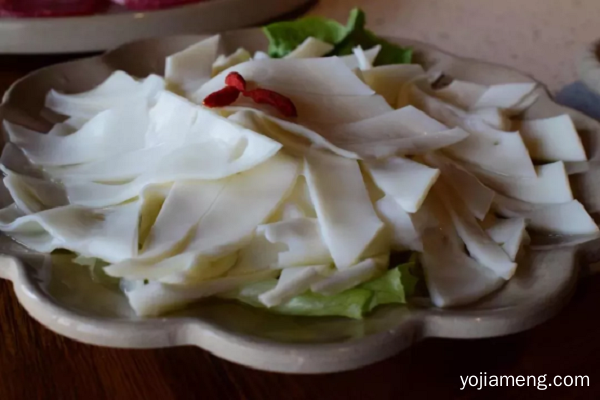 还去什么重庆？火遍重庆的情满山城老火锅空降丽江，每一口都是麻辣鲜香！