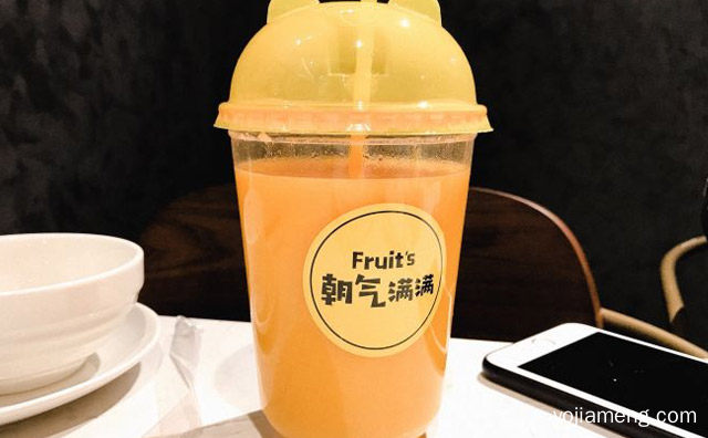 专注于做天然健康果饮加盟的连锁品牌，朝气满满鲜榨果汁，值得了解一下？