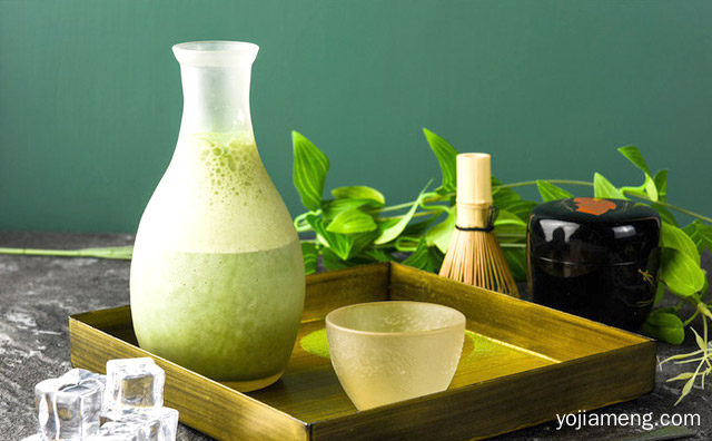 一款用奶粉，抹茶奶茶，抹茶粉制作的饮品，可以了解一下哈