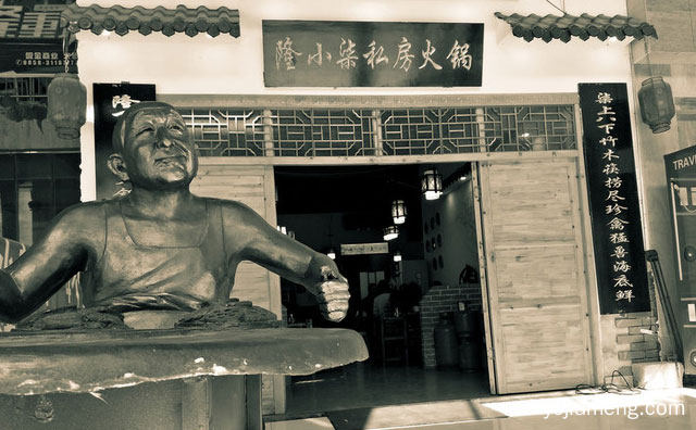 一个主打正宗重庆风味火锅的餐饮品牌，隆小柒私房火锅，推荐看！