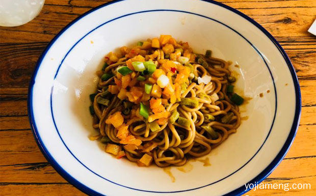 热干面更受中国代表团欢迎，军运会餐饮中武汉美食不少，推荐了解！