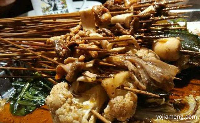 清汤鲜香醇香，唐二姐串串香，久食不厌，可以了解一下哈
