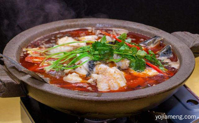 以川菜特色风味为主的一种特色小吃，飘湘石锅鱼火锅，推荐看！