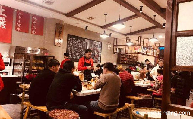 新晋网红人气卤味火锅店，卤校长老火锅，值得看！
