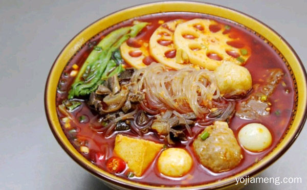 时尚快餐店油而不腻辣而不燥即烫即食，鸿运川香麻辣烫，值得了解一下？