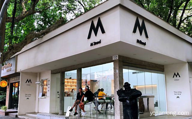纯白色简洁都市风的网红饮品品牌，MStand饮品，可以了解一下哈