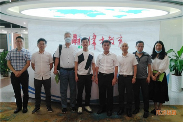 广州市番禺区发改局领导走进优秀企业，莅临伟才教育交流指导