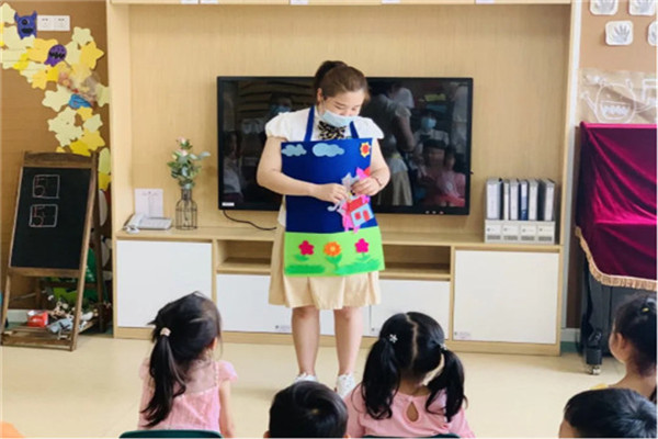 伟才幼儿园实行全新的授课方式，围裙绘本进课堂